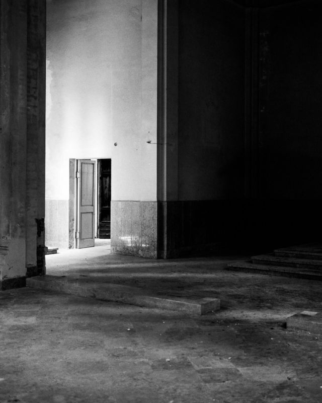 .
Fuji GW670II
Kodak Tri-X 400
XTOL + Rodinal

#baad5eed #ishotfilm #analogphotography #grainisgood #bnwzone #bnw_switzerland #bnwphotography #bnw_magazine #bnwawards #filmbnw #filmphotomag #infilmwetrust #filmisnotdead #filmisbetter #blackandwhitephotographymag #shotitwithfilm #theanalogclub #deepblackmag #monochrome #monochromatic #monochromephotography #argentique #blackandwhitephotography #bnw #blackandwhite #photography #photooftheday #bnw_captures #schwarzweissfotografie #NDLP26