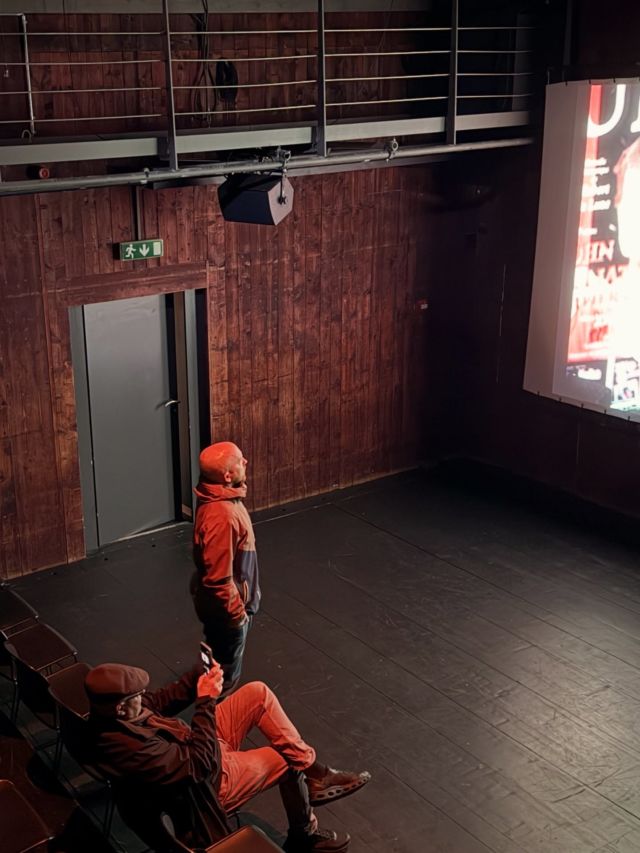 Demain, tout devra fonctionner parfaitement.
Alors depuis mercredi, on installe, on règle, on teste.
Son, image, transitions, synchronisation.

De la relation avec les photographes aux montages des séries,
du travail en comité jusqu’aux installations sur place, Atelier Monkey accompagne La Nuit de la Photo à chaque étape.

Rendez-vous demain dès 17h pour la 13e édition de La Nuit de la Photo à La Chaux-de-Fonds.

#NDLP26 #nuitdelaphoto #photographie #behindthescenes #ateliermonkeyrl